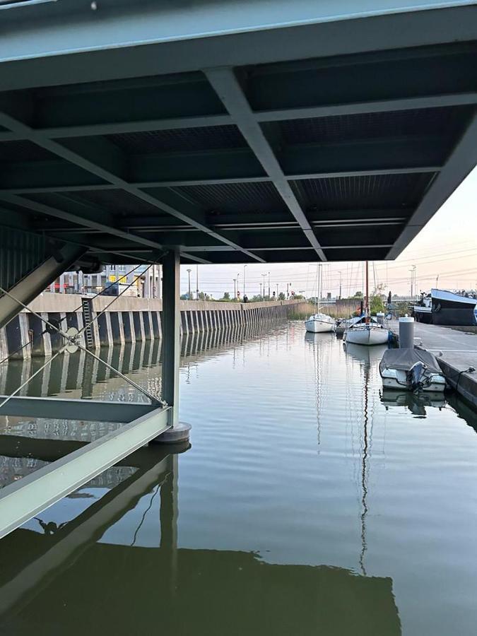Wheelhouse Euphrate Houseboat Bed & Breakfast Diemerbrug Dış mekan fotoğraf